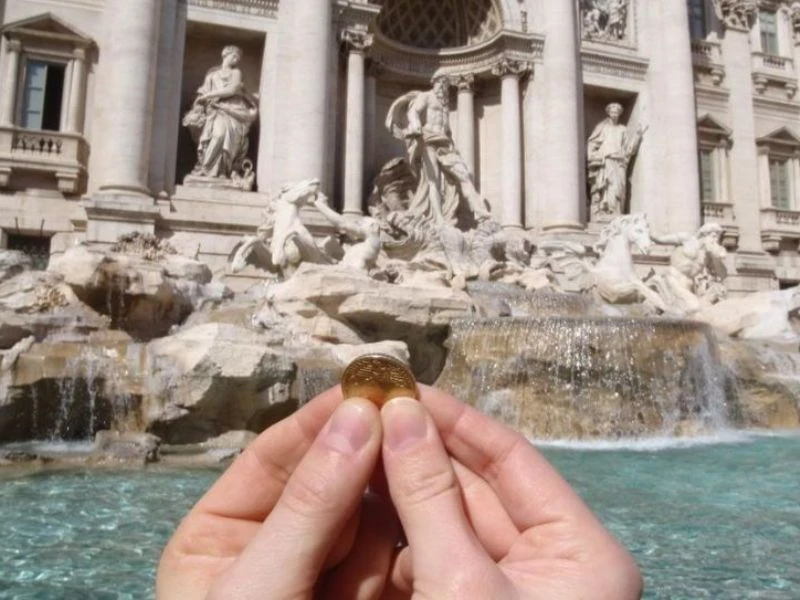 đài phun nước trevi thu hút nhiều người đến thả đồng xu