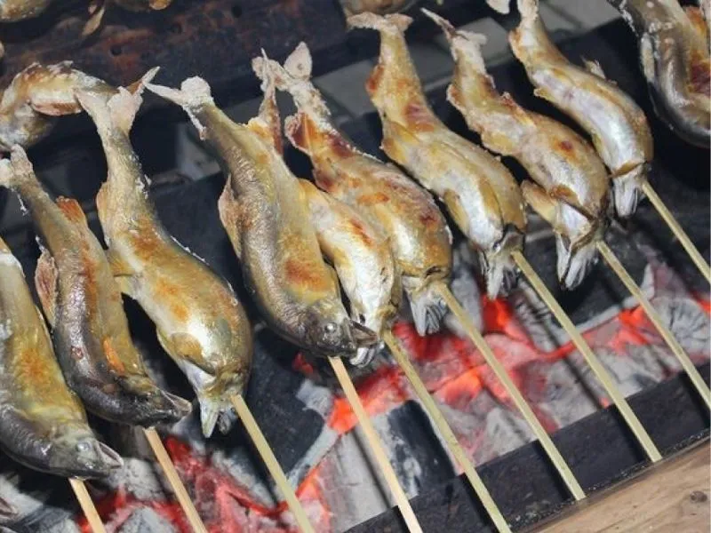 Cá ayu (cá ngọt nướng muối)