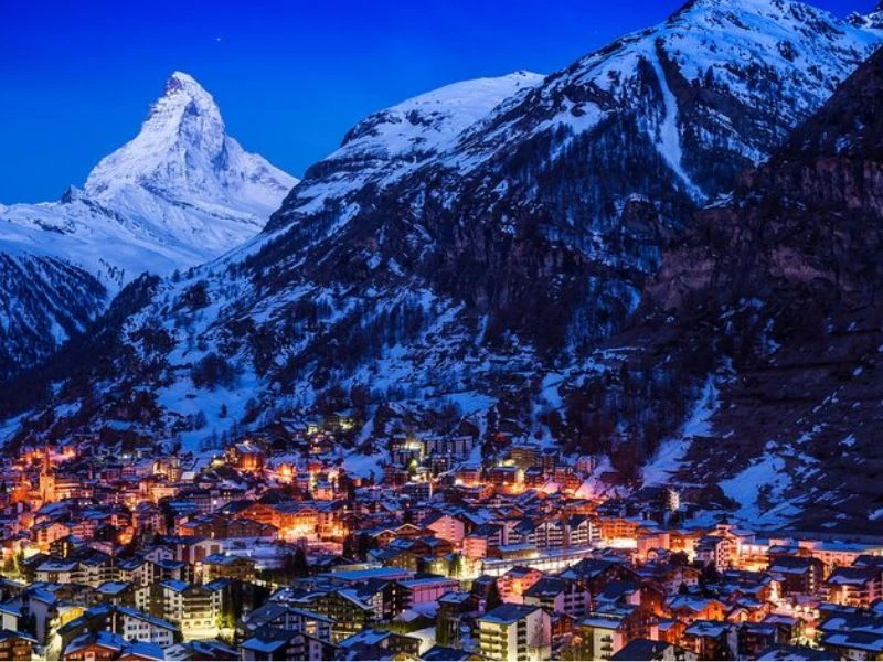Thị trấn Zermatt dưới chân núi Matterhorn