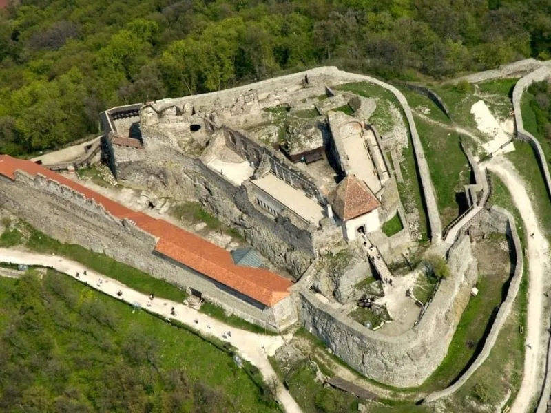 Cung điện hoàng gia Visegrad là nơi trưng bày các triển lãm lịch sử và tái hiện nội thất cổ kính