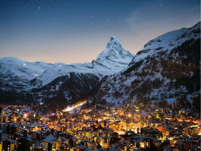Ngọn núi Matterhorn cùng với thị trấn Zermatt