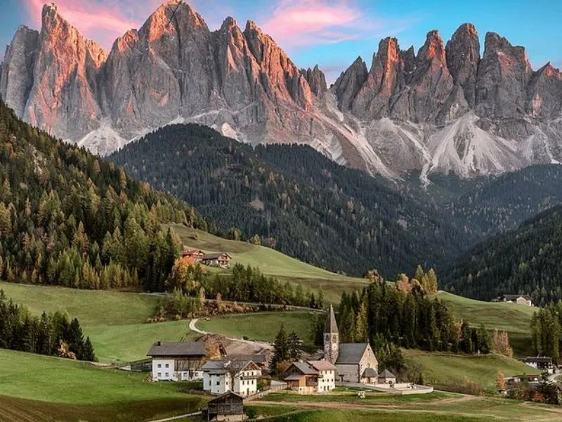 Những ngọn núi đá vôi màu hồng ở Dolomites