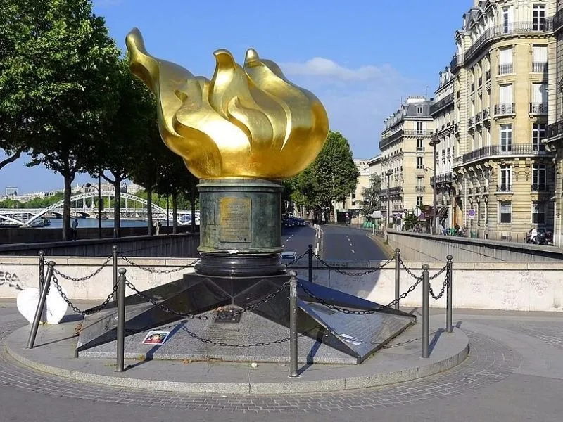 Ngọn đuốc tự do tại Đại lộ Champs Élysée