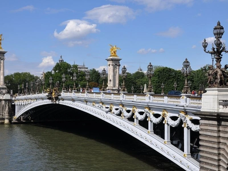 Cầu Alexandre III tại Đại lộ Champs Élysée