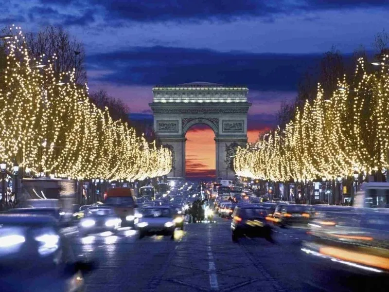 Đại lộ Champs Élysée khi về đêm
