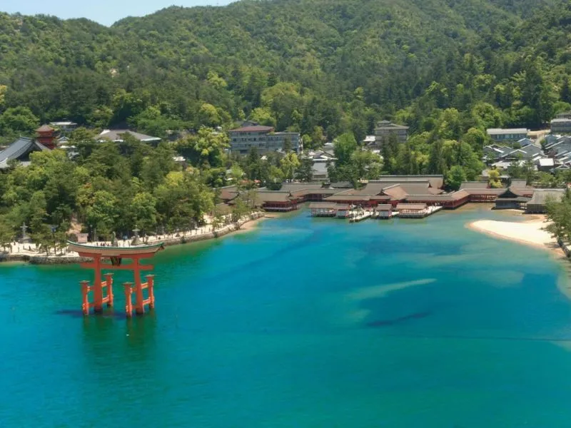 Đền Itsukushima – Đảo thiêng với cổng Torii giữa biển ở Nhật Bản