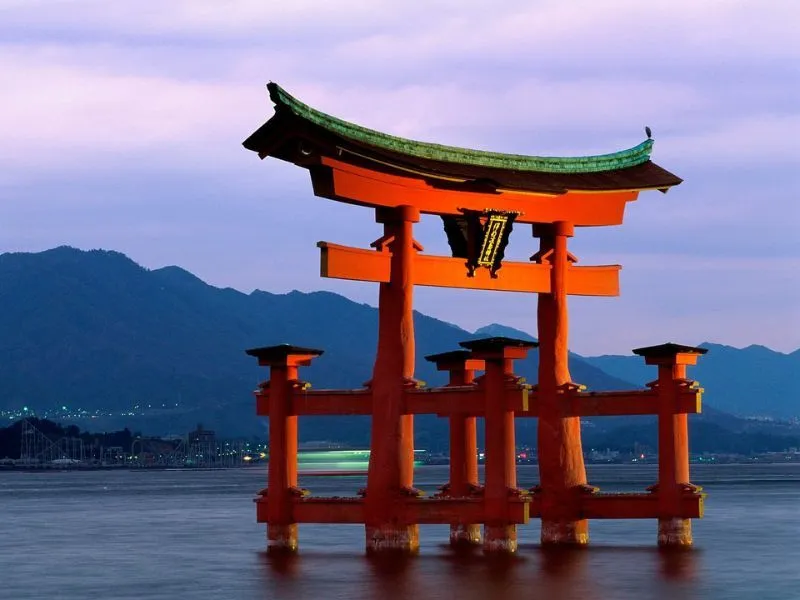 Cổng Torii nổi giữa biển