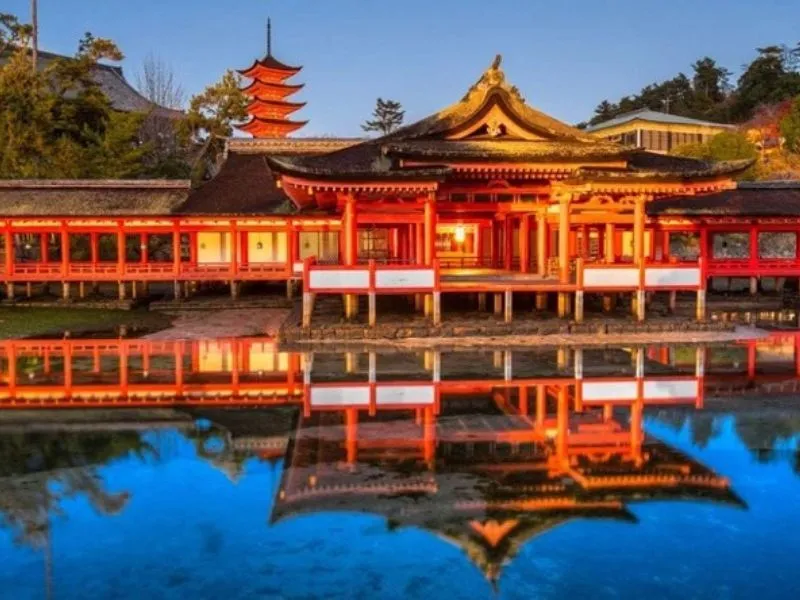 Đền Itsukushima soi bóng xuống mặt nước như một giấc mơ cổ tích nơi đất Thần đạo