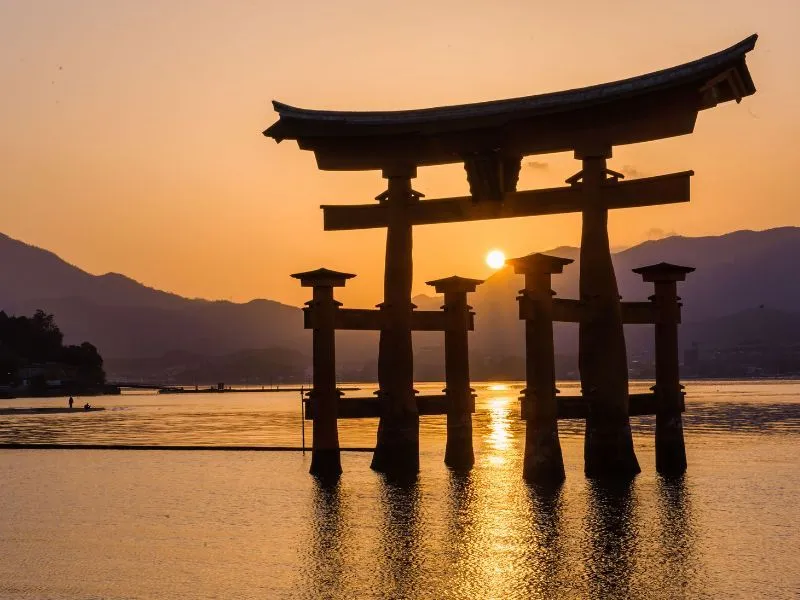 Ánh hoàng hôn chiếu qua "cổng trời" Torii