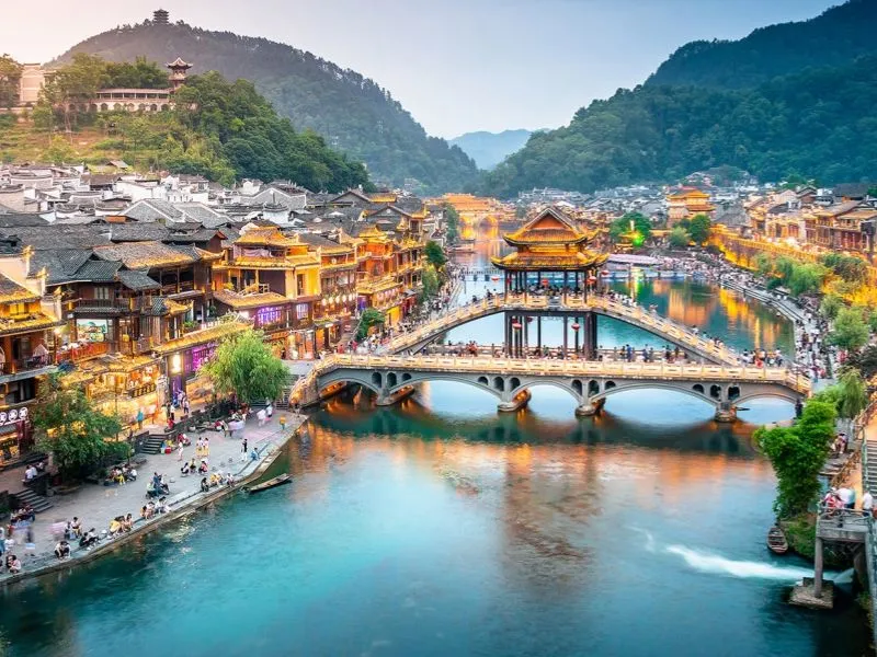 Phượng Hoàng Cổ Trấn - Vẻ đẹp trầm mặc và thơ mộng giữa Hồ Nam