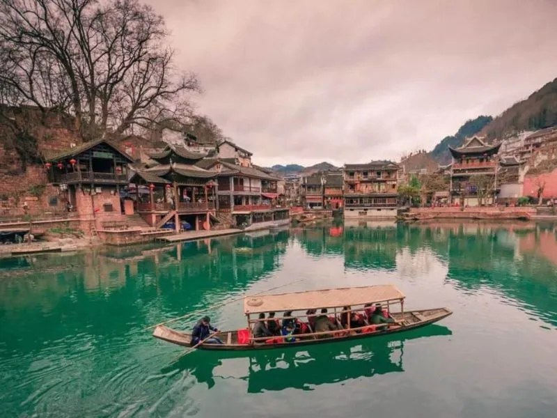 Đi thuyền trên sông Đà Giang