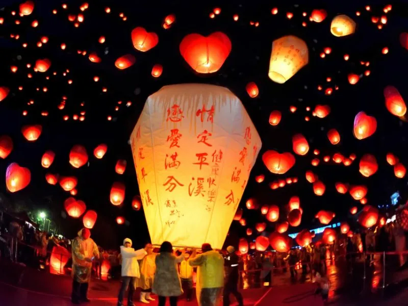 Lễ hội đèn lồng ở Phượng Hoàng Cổ Trấn 