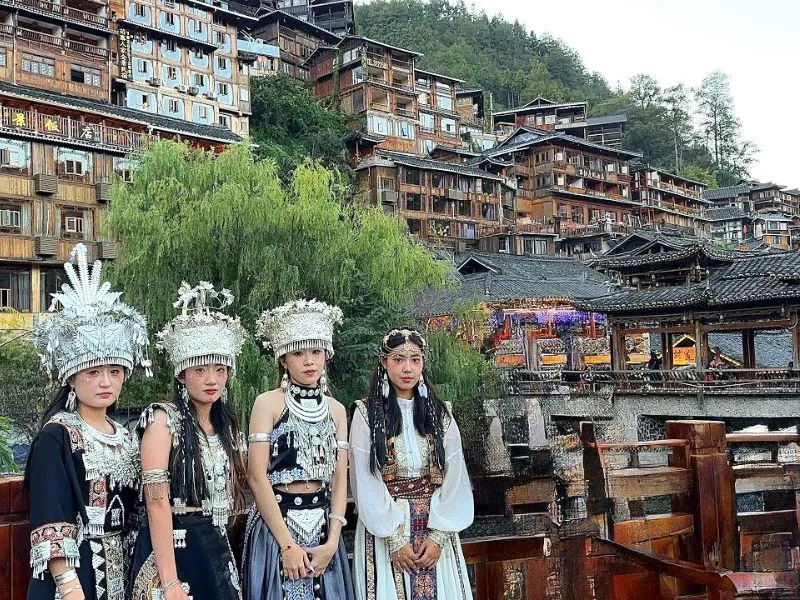 trang phục truyền thống của người Miêu