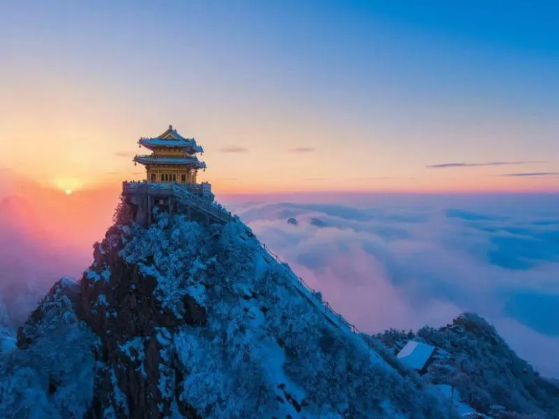 Ngắm bình minh trên đỉnh tuyết