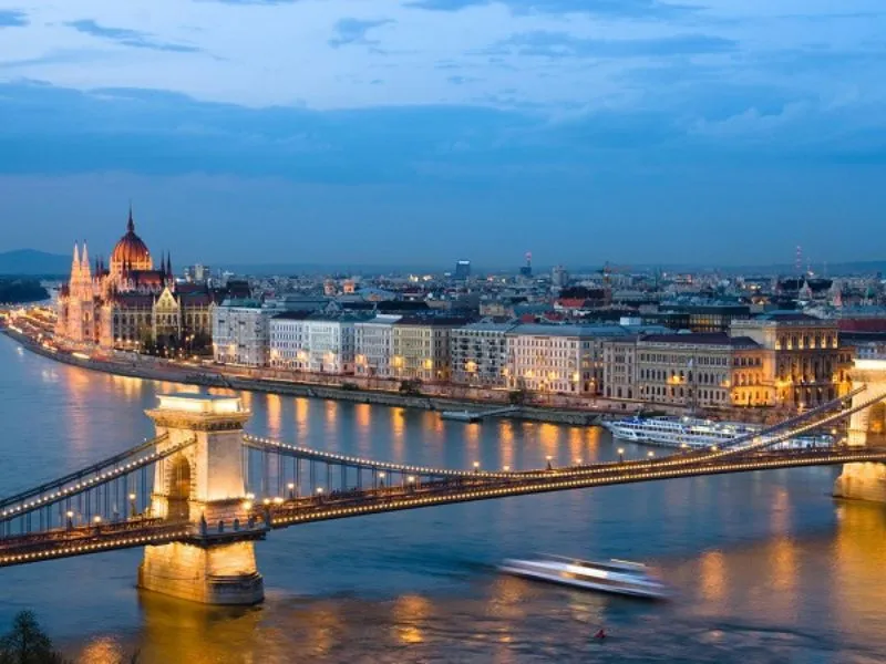 Cầu Chain bên dòng sông Danube