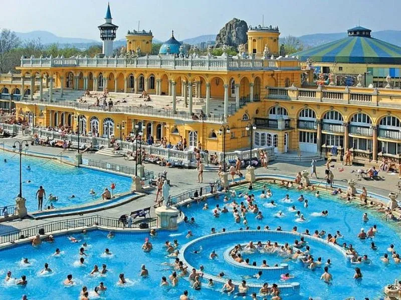 Suối nước nóng Széchenyi luôn là một địa điểm yêu thích