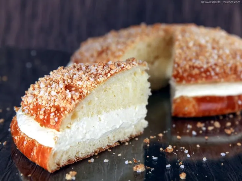 Chiếc bánh Tarte Tropézienne mềm mịn với lớp kem béo thơm