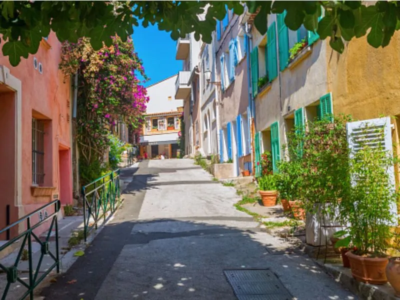 Dạo bộ quanh phố cổ Saint Tropez