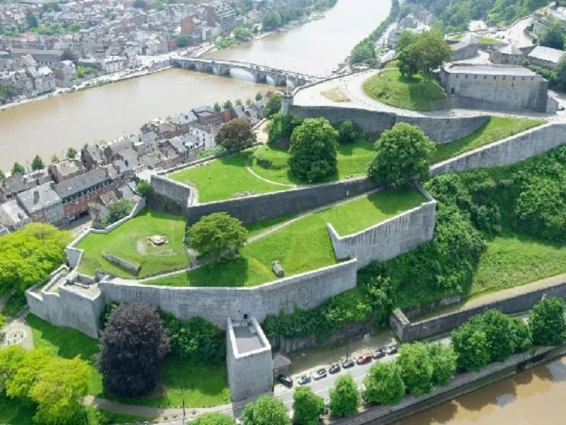 Tháp pháo và tường thành vững chãi của Citadel Namur