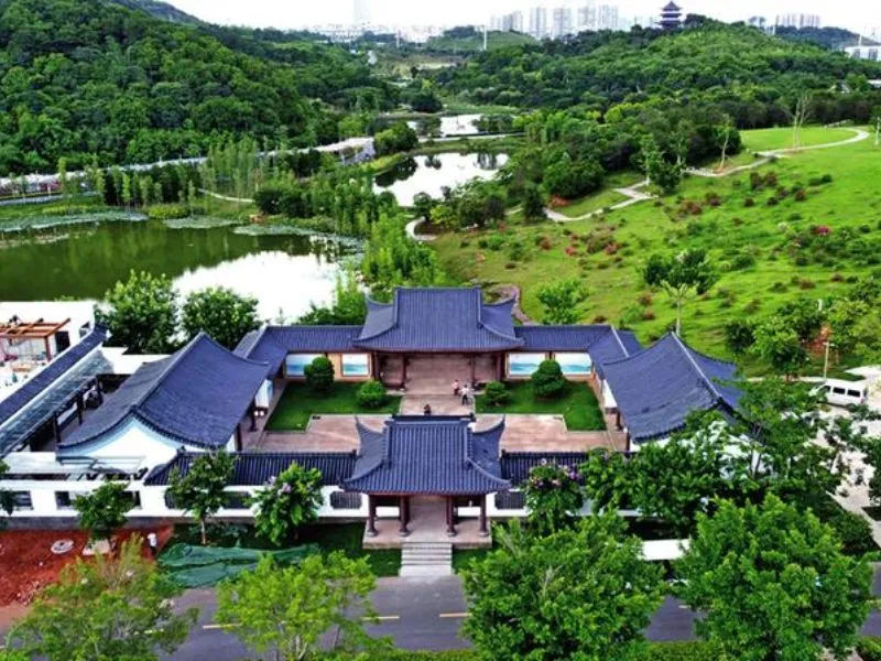 Khuôn viên xanh rộng lớn