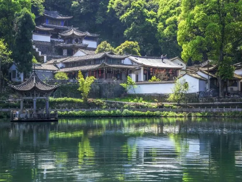 Đằng Xung với cảnh quan núi rừng hoang sơ