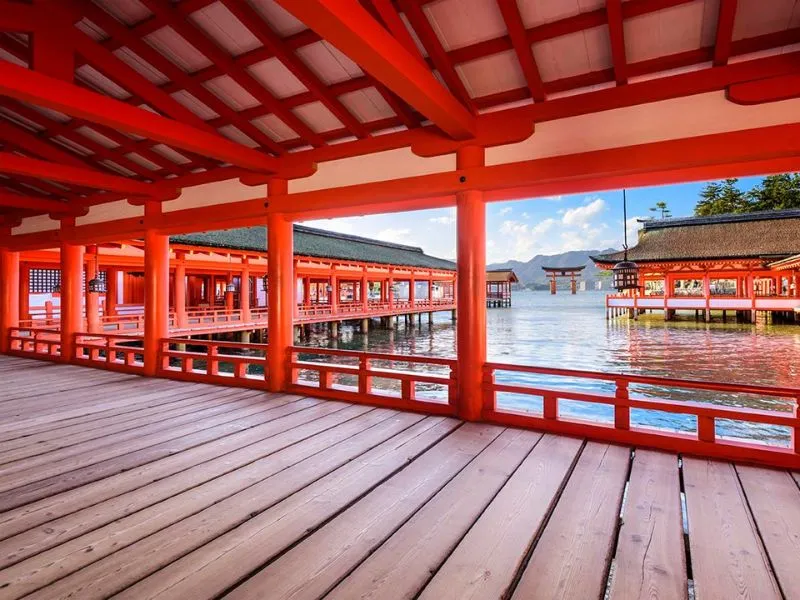 Góc nhìn từ hành lang đền Itsukushima