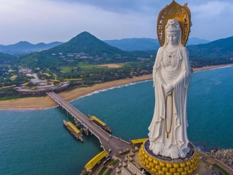 Tượng Quan Âm Nam Hải hướng ra biển với ba mặt