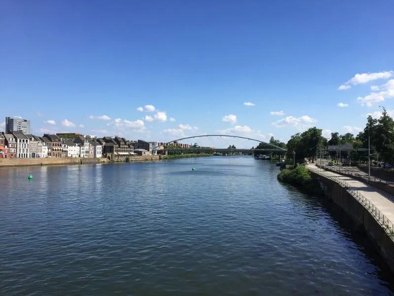 Khung cảnh yên bình của sông Meuse chảy qua Namur