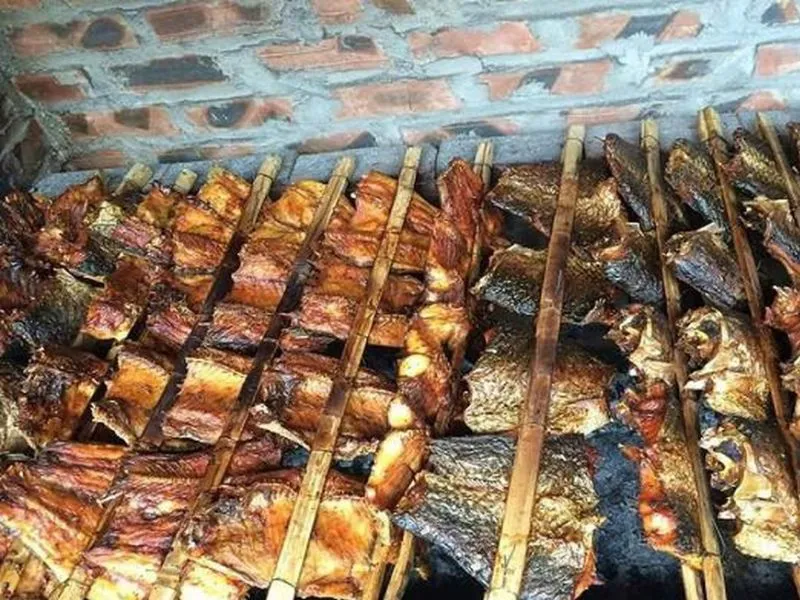 Cá khô nướng trên lửa