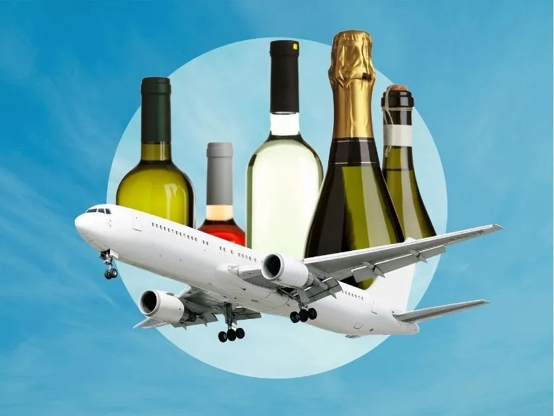 Rượu có được mang lên máy bay không? Quy định mới nhất 2025