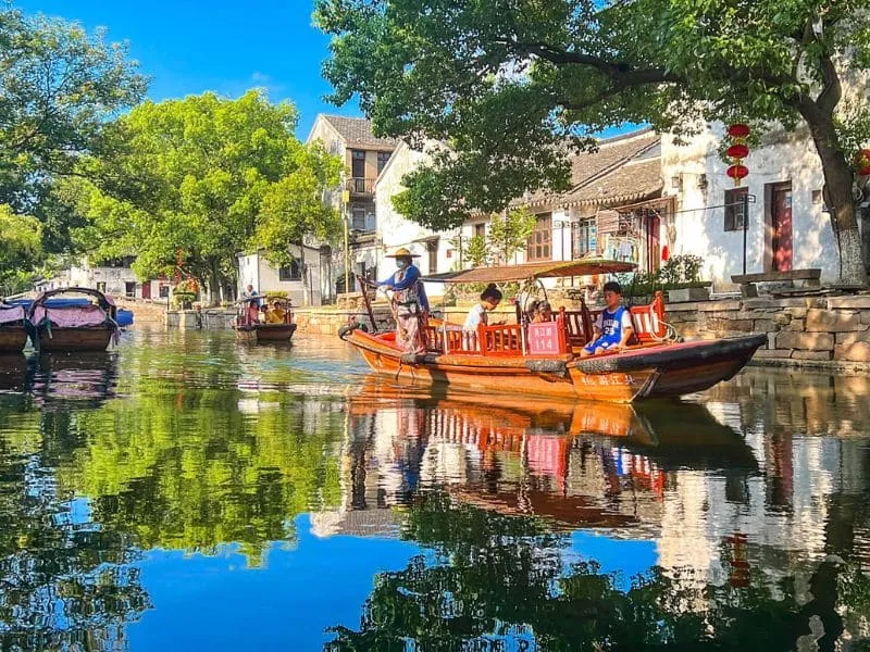 Có thể di chuyển bằng thuyền gỗ ở Châu Trang