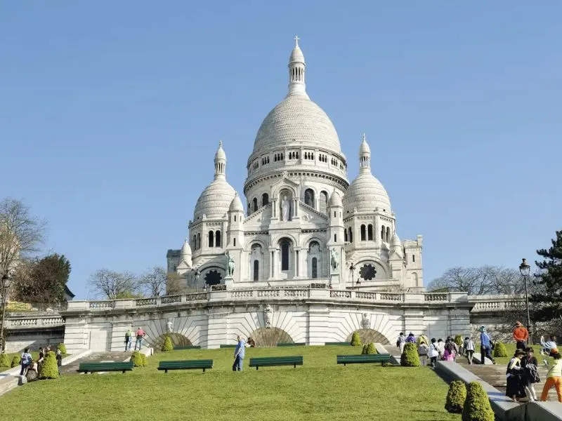 Sacre Coeur - Thánh đường trắng nổi bật trên đồi Montmartre