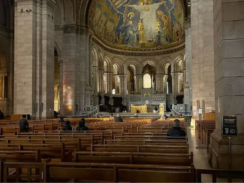 Không gian yên tĩnh bên trong Sacre Coeur