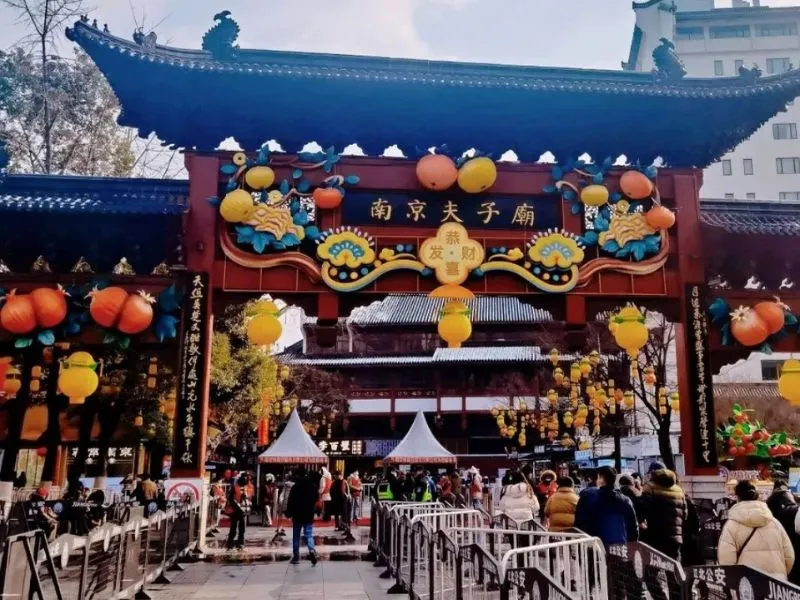 Tham gia lễ hội văn hoá dân gian