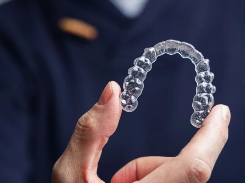 Niềng invisalign đi qua cổng an ninh hoàn toàn bình thường