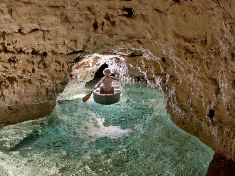 Trải nghiệm chèo thuyền tại Lake Cave