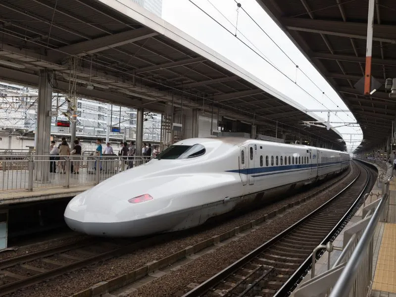 Tàu Shinkansen từ Tokyo đến Nagoya