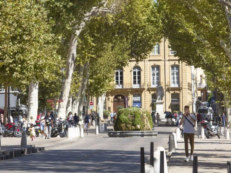 Tản bộ ngắm cảnh tại Cours Mirabeau