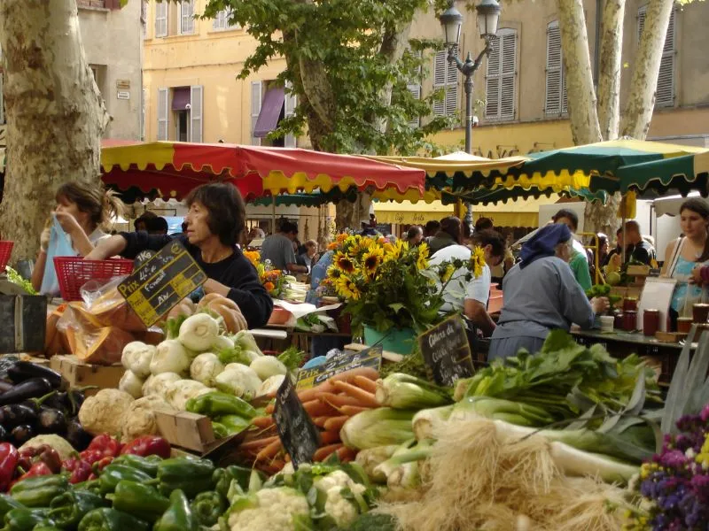 Khám phá đời sống văn hóa tại chợ trời Aix en Provence