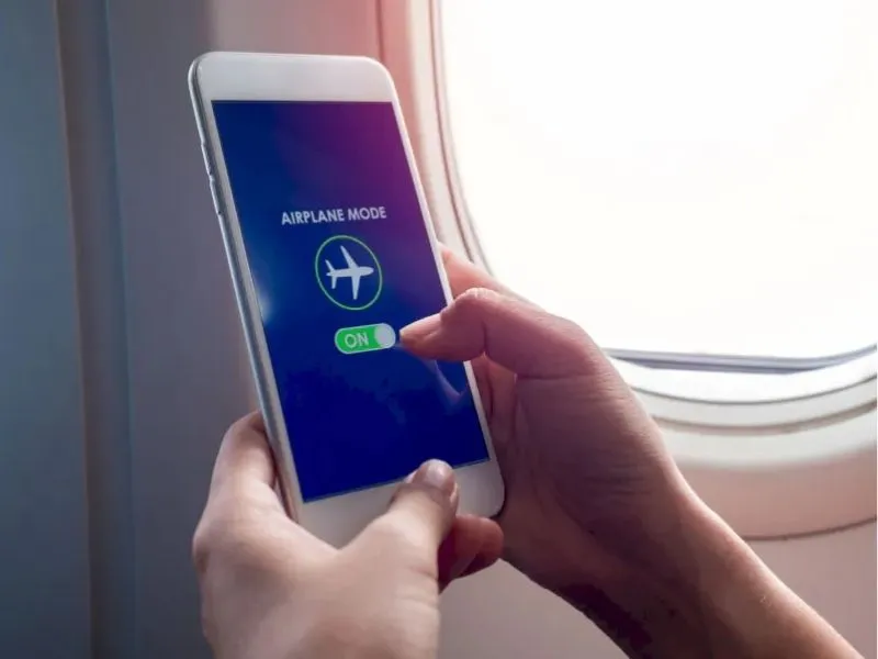 Lên máy bay có được dùng điện thoại không?