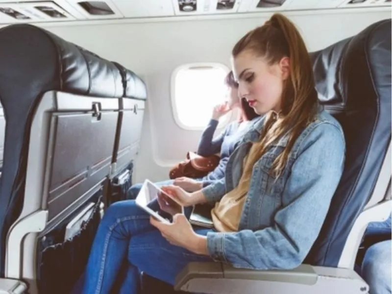 lên máy bay có được dùng điện thoại không