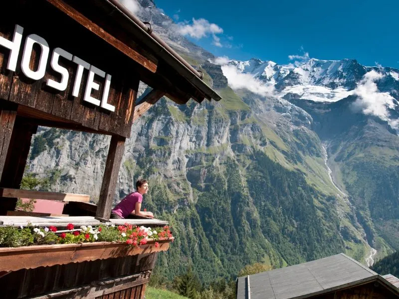 Mountain Hostel Gimmelwald với view núi tuyệt đẹp