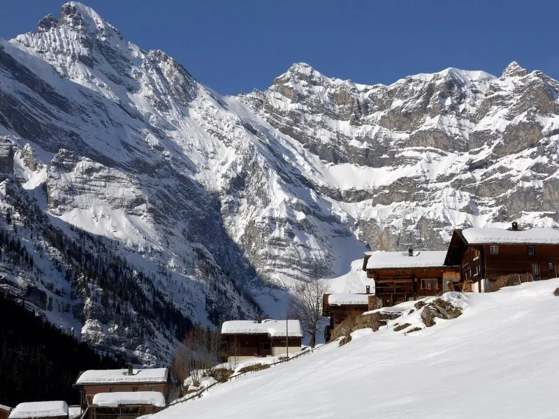 Làng Gimmelwald được bao phủ trong tuyết trắng vào mùa đông
