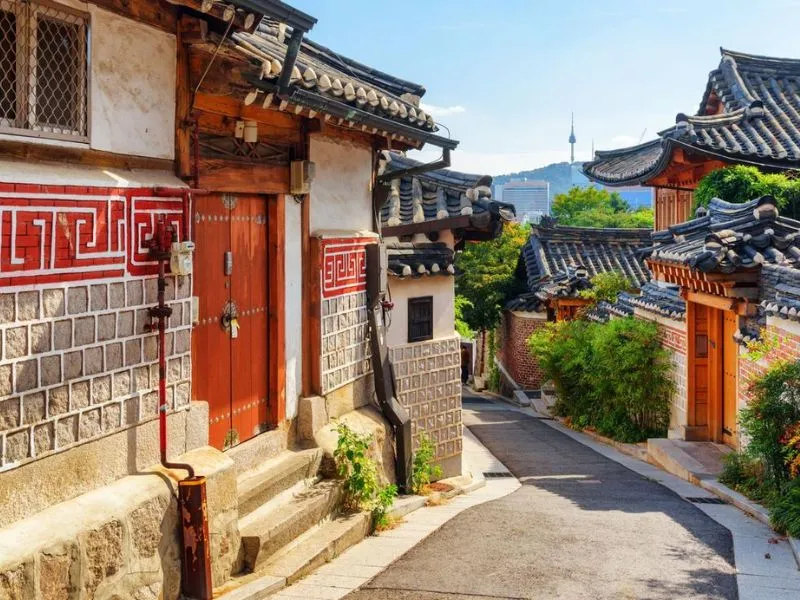 Dạo bước quanh ngôi làng Hanok Bukchon để cảm nhận vẻ đẹp nơi đây