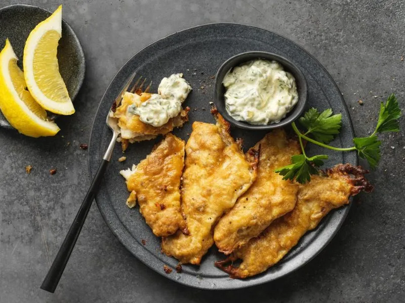 Món filets de perche chiên giòn kiểu Thụy Sĩ, ăn kèm sốt tartar và lát chanh tươi 