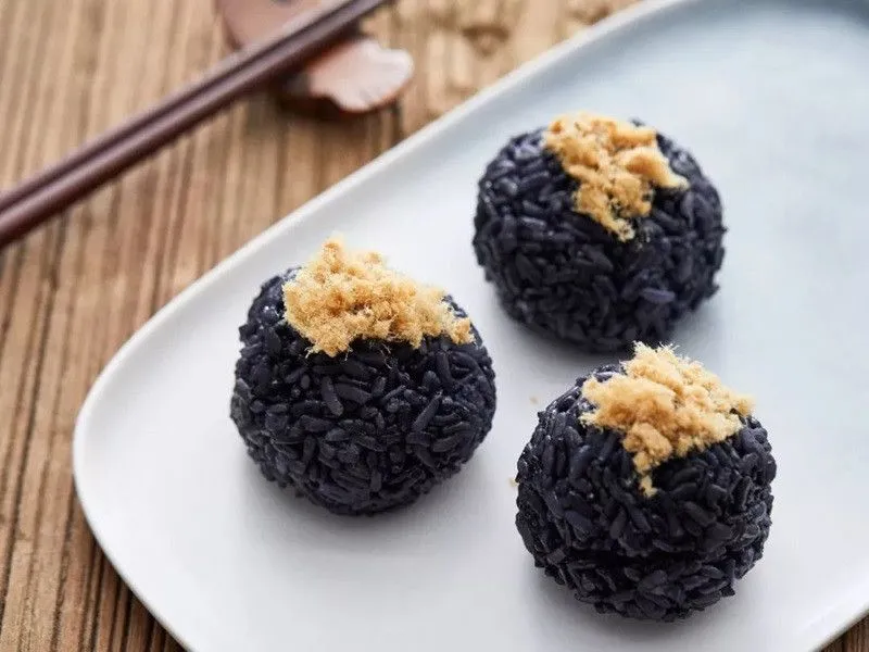 Bánh gạo nếp đen nhân ngọt