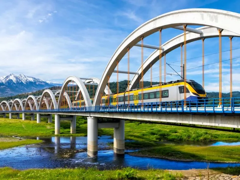 Tàu hỏa là lựa chọn lý tưởng nếu bạn muốn ngắm cảnh trên đường đi