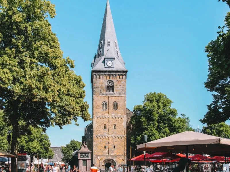 Tâm điểm của quảng trường là nhà thờ Grote Kerk