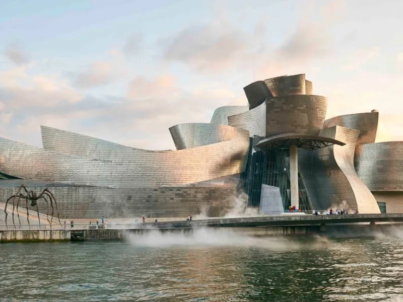 Bảo tàng Guggenheim Bilbao là điểm tham quan nổi bật nhất Bilbao