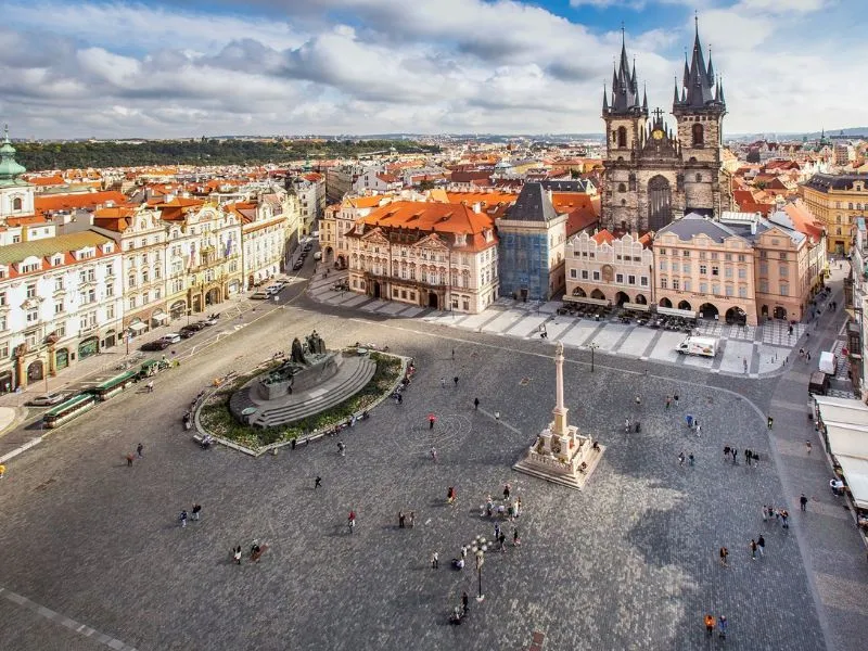 Quảng trường Phố Cổ là quảng trường lâu đời nhất ở Praha